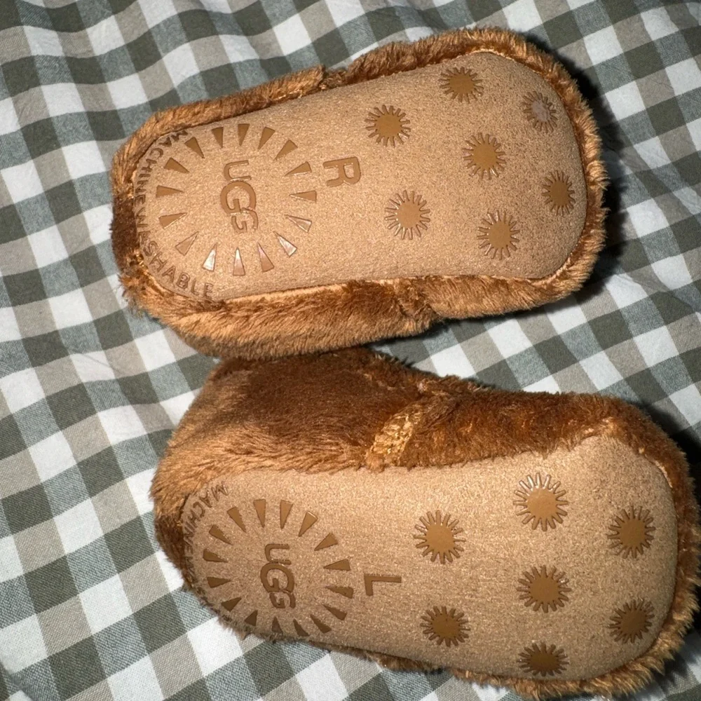UGG Bixbee Washable Slip On Crib Shoes (Infant)